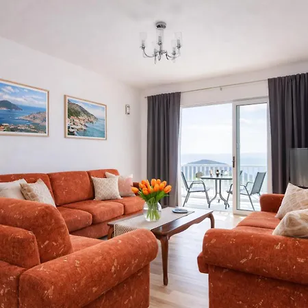 Sea To Sky Large 2br With Views And Free Parking *