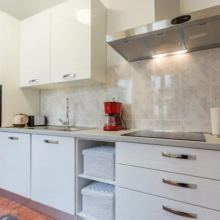 Sea To Sky Large 2br With Views And Free Parking *